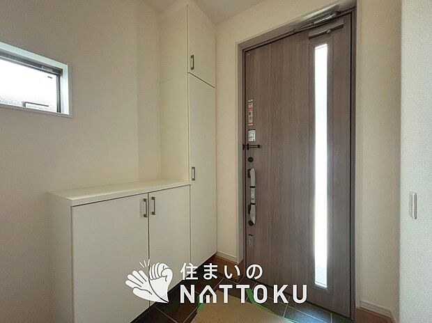 【現地写真(玄関)】玄関には、大型のシューズ収納を設置しています。