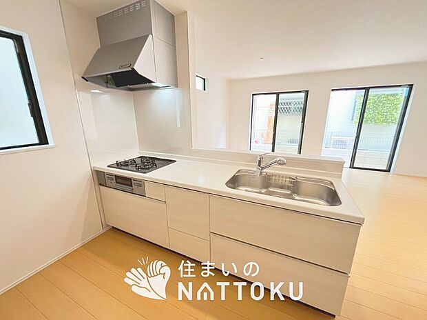 【現地写真(キッチン)】収納たっぷりのシステムキッチン、浄水器付水栓を標準装備しています。