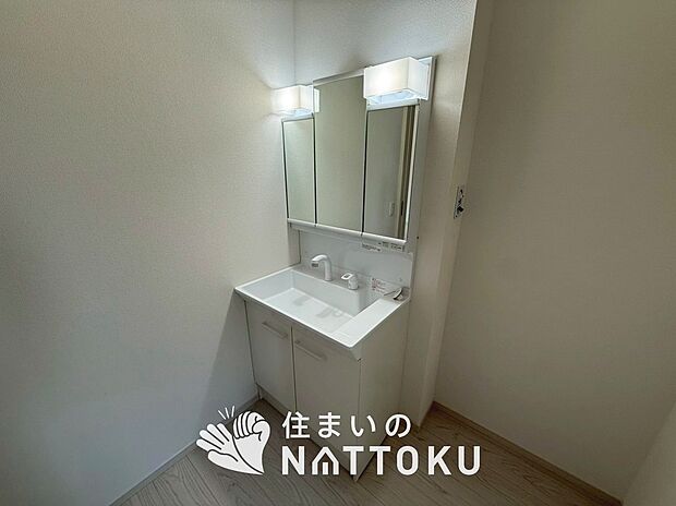 【洗面台・洗面所】鏡の両サイドは、必要なものを取出しやすく、大きな鏡面で朝の準備も快適。
使いやすいリフトアップ機能付きのシングルレバーシャワー水栓付です。