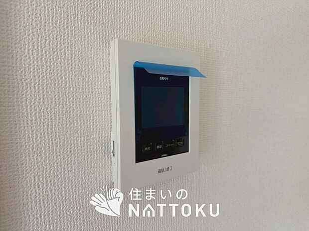 【TVモニター付インターホン】来訪者を画像と音声で確認できる、防犯性に優れた安心のシステム。
スッキリしたデザインで、誰でも簡単に操作できます。