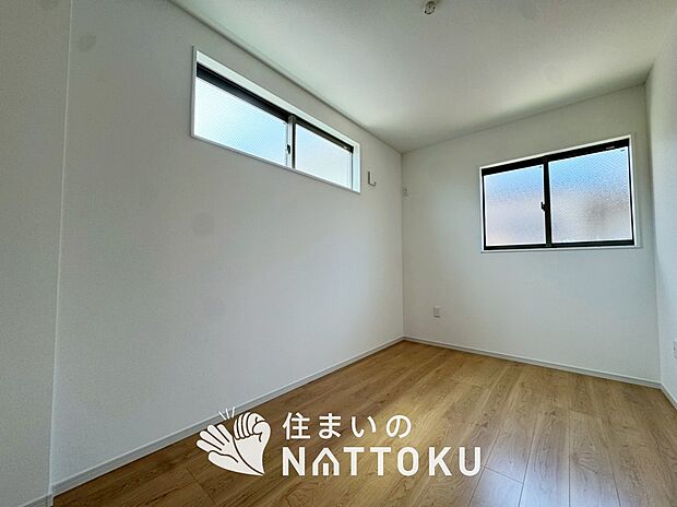 【現地写真(洋室)】木目の美しさを際立たせるシンプルデザインの建具を使用しています。