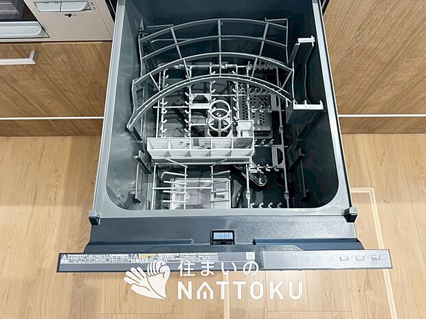 【食器洗い乾燥機】食後の時間にゆとりを与えてくれる食器洗い乾燥機。
操作ボタンも上面にあるので、腰をかがめずに操作ができラクラクです。