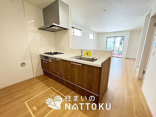 【現地写真(キッチン)】収納たっぷりのシステムキッチン、浄水器付水栓を標準装備しています。