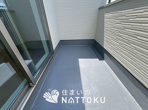 【バルコニー】奥行きが広く、洗濯物をゆったりと干せる十分な広さで、家族の洗濯も捗ります。