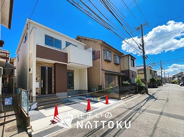 【現地写真(前道含む外観)】断熱性、気密性を高める工夫で一年中ずっと心地よく暮らせる、高気密・高断熱です。