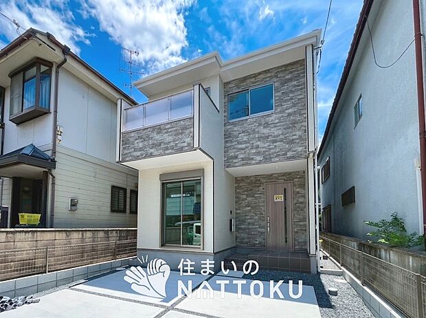 【現地写真(外観)】軽くて火災に強い屋根材を採用し、地震時の建物への負担や揺れを軽減しています。