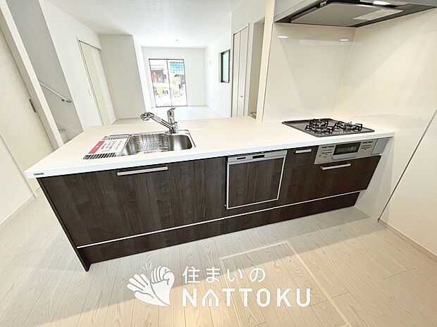 【現地写真(キッチン)】収納たっぷりのシステムキッチン、浄水器付水栓を標準装備しています。