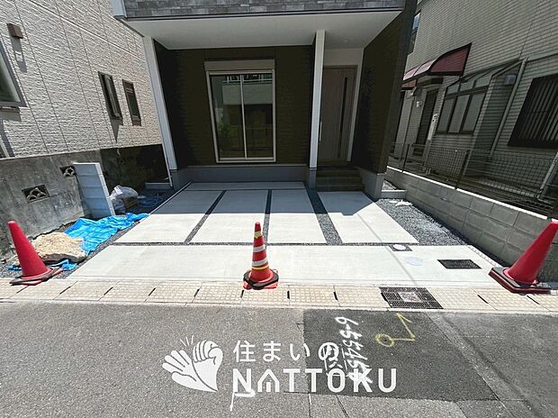 【現地写真(駐車場)】駐車スペースが広く、運転が苦手な方も安心です。