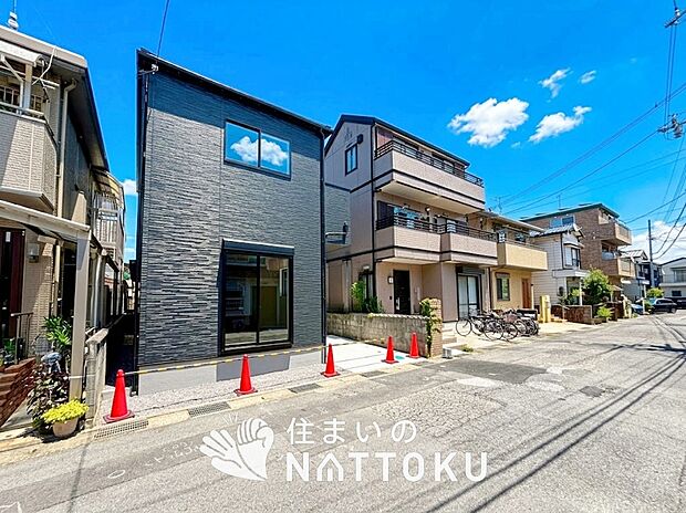 【現地写真(前道含む外観)】断熱性、気密性を高める工夫で一年中ずっと心地よく暮らせる、高気密・高断熱です。