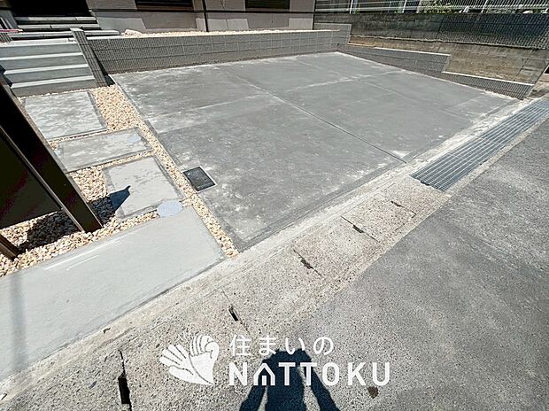 【現地写真(駐車場)】駐車スペースが広く、運転が苦手な方も安心です。