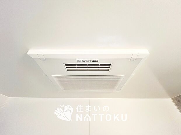【浴室換気乾燥暖房機】寒い冬場はあたたかく、暑い夏場は扇風機のような心地よさです。
雨の日は、浴室が衣類乾燥スペースになります。