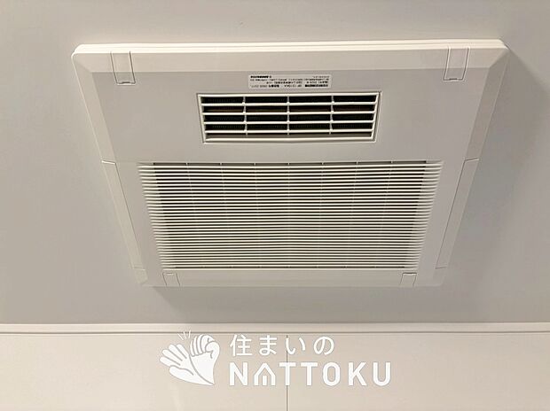 【電気式浴室暖房換気乾燥機】寒い冬場はあたたかく、暑い夏場は扇風機のような心地よさです。
雨の日は、浴室が衣類乾燥スペースになります。