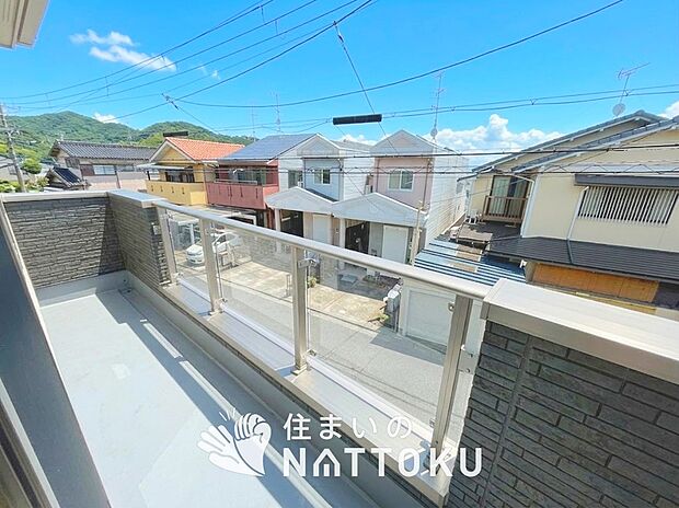 【バルコニー】奥行きが広く、洗濯物をゆったりと干せる十分な広さで、家族の洗濯も捗ります。