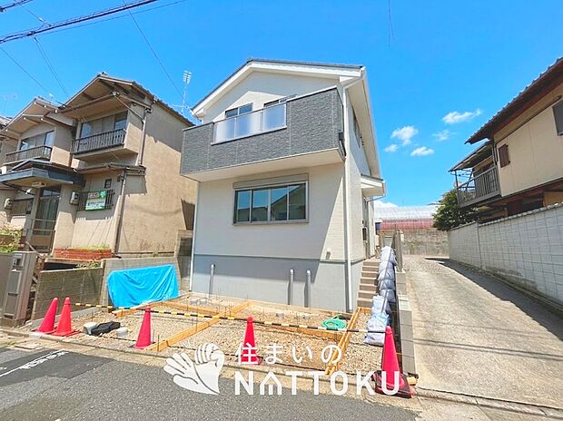 【現地写真(外観)】軽くて火災に強い屋根材を採用し、地震時の建物への負担や揺れを軽減しています。
