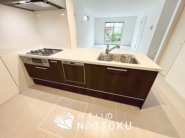【現地写真(キッチン)】収納たっぷりのシステムキッチン、浄水器付水栓を標準装備しています。