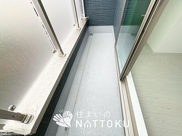 【バルコニー】奥行きが広く、洗濯物をゆったりと干せる十分な広さで、家族の洗濯も捗ります。