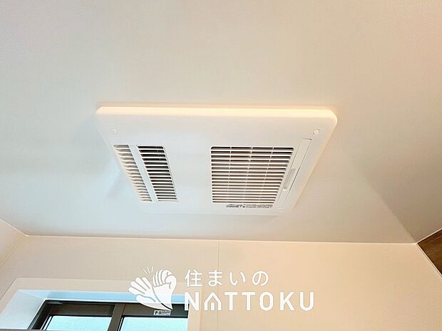 【浴室暖房換気乾燥機】入浴後の水滴や湿気を排出し、カビの発生や臭いを抑制します。
雨の日の洗濯物にも効果的です。