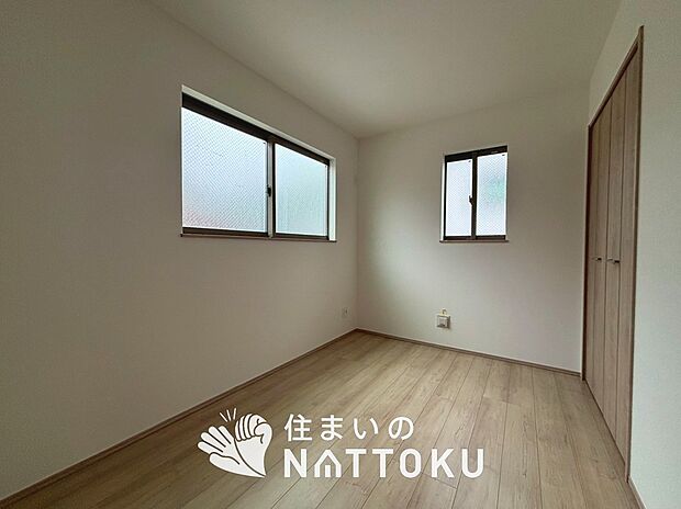 【現地写真(洋室)】木目の美しさを際立たせるシンプルデザインの建具を使用しています。