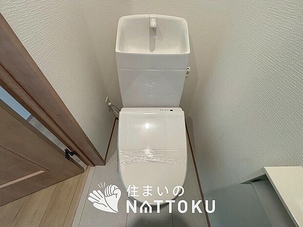 【トイレ】汚れてもサッとひと拭きでお手入れ簡単、エコ仕様の温水洗浄便座付きのトイレです。
バリアフリーにも配慮しています。