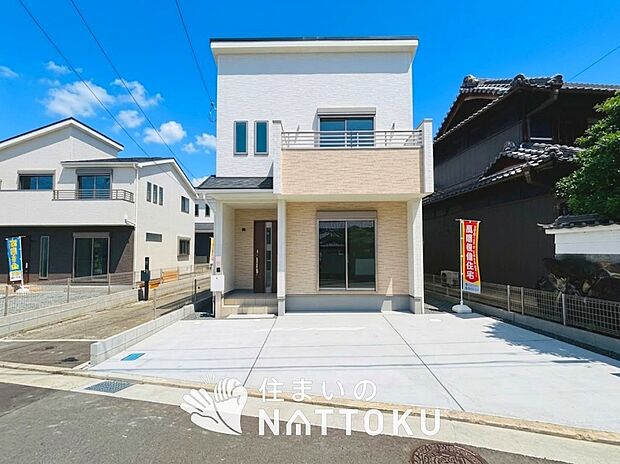 【現地写真(外観)【D号地】】軽くて火災に強い屋根材を採用し、地震時の建物への負担や揺れを軽減しています。