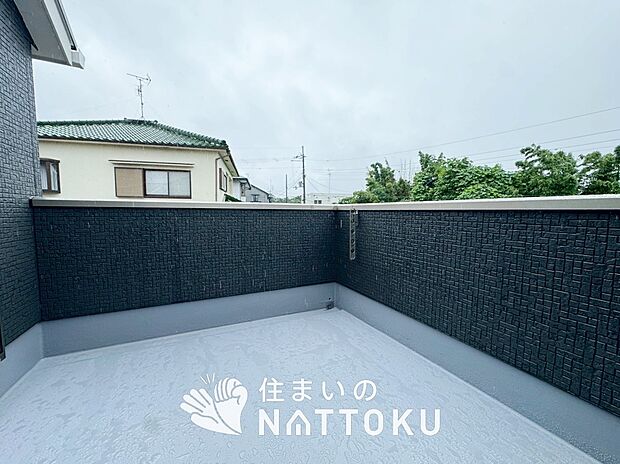 【バルコニー】奥行きが広く、洗濯物をゆったりと干せる十分な広さで、家族の洗濯も捗ります。