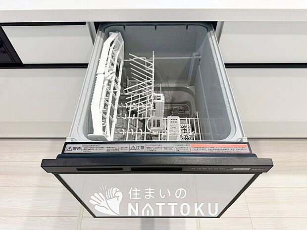 【食器洗い乾燥機】食後の時間にゆとりを与えてくれる食器洗い乾燥機。
操作ボタンも上面にあるので、腰をかがめずに操作ができラクラクです。