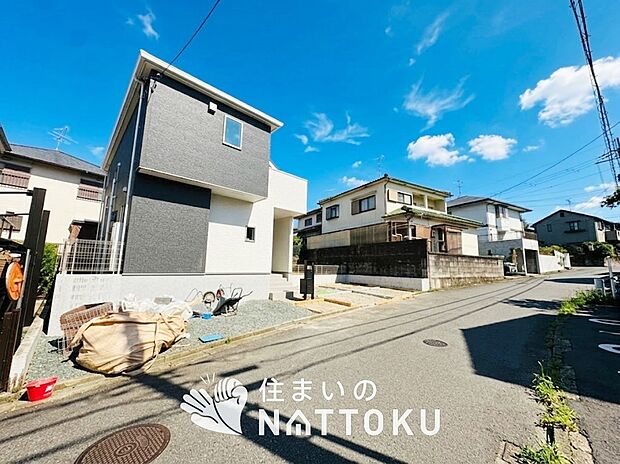 【現地写真(前道含む外観)】軽くて火災に強い屋根材を採用し、地震時の建物への負担や揺れを軽減しています。