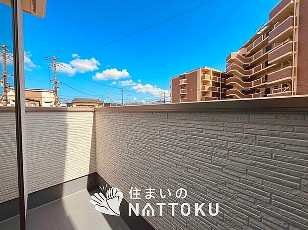 【バルコニー】奥行きが広く、洗濯物をゆったりと干せる十分な広さで、家族の洗濯も捗ります。