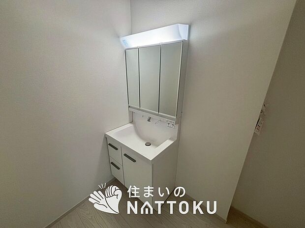 【洗面台・洗面所】鏡の両サイドは、必要なものを取出しやすく、大きな鏡面で朝の準備も快適。
使いやすいリフトアップ機能付きのシングルレバーシャワー水栓付です。