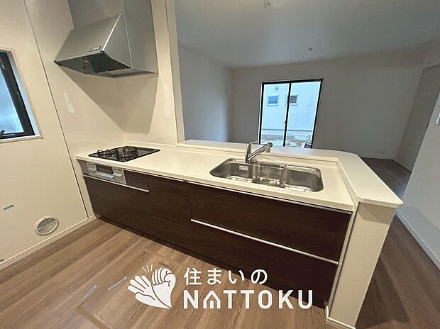【現地写真(キッチン)】収納たっぷりのシステムキッチン、浄水器付水栓を標準装備しています。