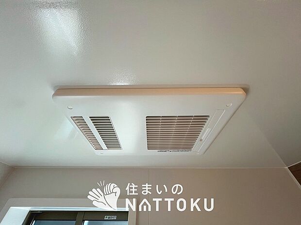 【浴室暖房換気乾燥機】入浴後の水滴や湿気を排出し、カビの発生や臭いを抑制します。
雨の日の洗濯物にも効果的です。