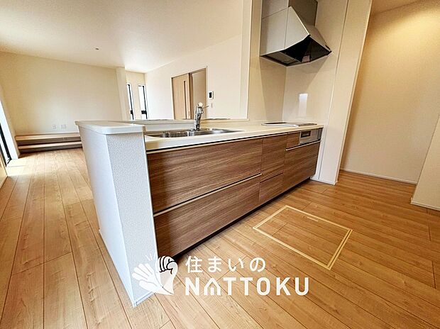 【現地写真(キッチン)】収納たっぷりのシステムキッチン、浄水器付水栓を標準装備しています。
