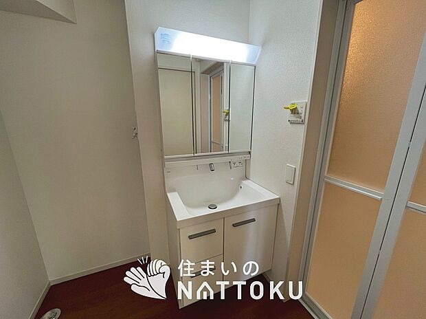 【洗面台・洗面所】鏡の両サイドは、必要なものを取出しやすく、大きな鏡面で朝の準備も快適。
使いやすいリフトアップ機能付きのシングルレバーシャワー水栓付です。