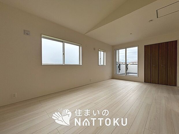 【現地写真（寝室）】木目の美しさを際立たせるシンプルデザインの建具を使用しています。