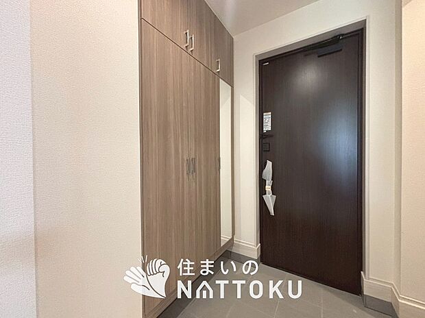 【現地写真（玄関）】玄関には、大型のシューズ収納を設置しています。