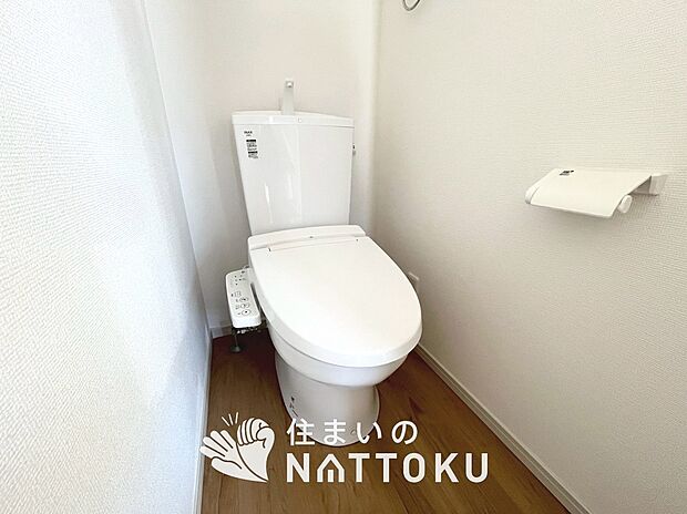 【トイレ】汚れてもサッとひと拭きでお手入れ簡単、エコ仕様の温水洗浄便座付きのトイレです。
バリアフリーにも配慮しています。