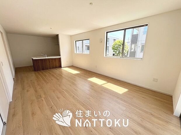 【現地写真(リビング)】フローリング材には、木目、色調など木材特有の風合いがあり、ナチュラルな美しさになっています。
