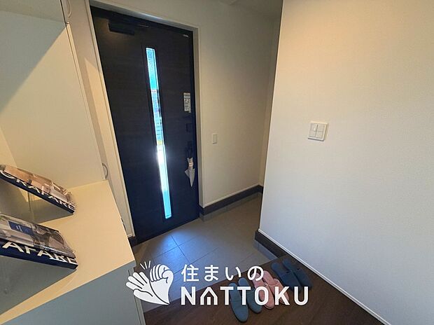 【現地写真(玄関)】玄関には、大型のシューズ収納を設置しています。
