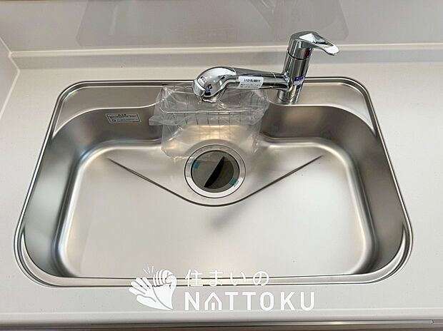 【浄水器内臓型ハンドシャワー付シンク】傷や汚れが付きにくい静音仕様の全面エンボス加工シンク。
また、蛇口の先端に浄水器を内蔵。浄水シャワーが使える毎分4リットルのたっぷり浄水。