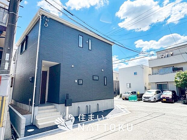 【現地写真(前道含む外観)】軽くて火災に強い屋根材を採用し、地震時の建物への負担や揺れを軽減しています。