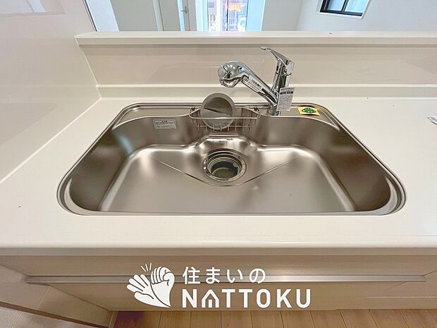 【浄水器内臓型ハンドシャワー付シンク】広々とした凸型シンクに洗剤ポケットを標準装備。すっきり収納できます。
また、蛇口の先端に浄水器を内蔵しているため場所をとりません。