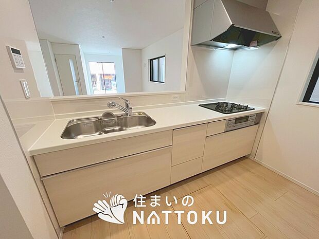 【現地写真(キッチン)】収納たっぷりのシステムキッチン、浄水器付水栓を標準装備しています。