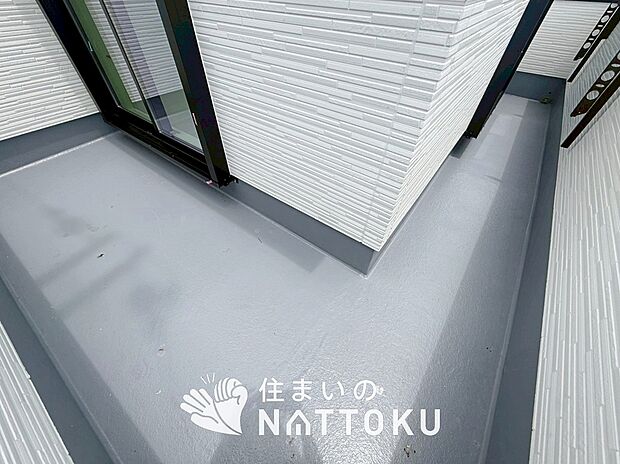 【バルコニー】奥行きが広く、洗濯物をゆったりと干せる十分な広さで、家族の洗濯も捗ります。