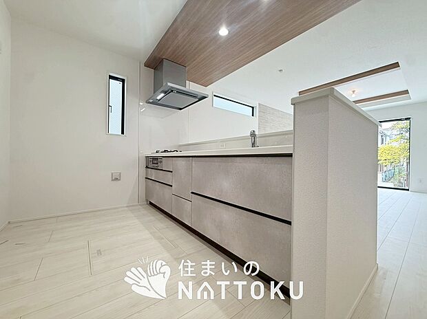 【現地写真（キッチン）】収納たっぷりのシステムキッチン、浄水器付水栓を標準装備しています。