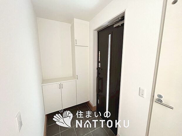【現地写真（玄関）】玄関には、大型のシューズ収納を設置しています。