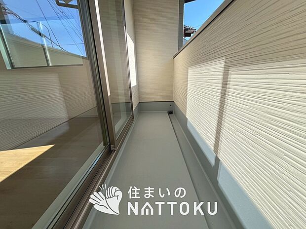 【バルコニー】奥行きが広く、洗濯物をゆったりと干せる十分な広さで、家族の洗濯も捗ります。