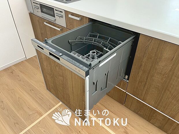 【食器洗い乾燥機】食後の時間にゆとりを与えてくれる食器洗い乾燥機。
操作ボタンも上面にあるので、腰をかがめずに操作ができラクラクです。

