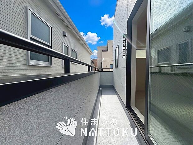 【バルコニー】奥行きが広く、洗濯物をゆったりと干せる十分な広さで、家族の洗濯も捗ります。
