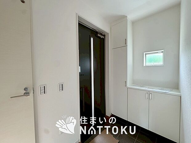 【現地写真(玄関)】玄関には、大型のシューズ収納を設置しています。