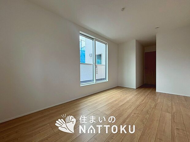 【現地写真(寝室)】木目の美しさを際立たせるシンプルデザインの建具を使用しています。